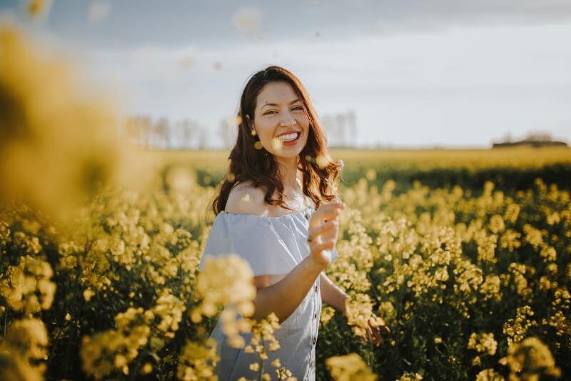 Allergikerin steht im Feld mit Blumen